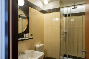 Hotels Hotel du Rond-point des Champs-Elysees - Esprit de France : photos des chambres