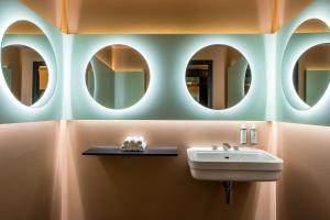 Hotels Hotel du Rond-point des Champs-Elysees - Esprit de France : photos des chambres