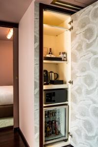Hotels Hotel du Rond-point des Champs-Elysees - Esprit de France : 2 Chambres Doubles Communicantes