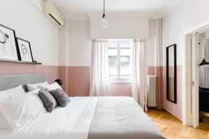 Acropolis Heart 2BD Apartment in Plaka by UPSTREET