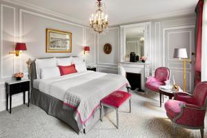 Deluxe Double or Twin Room room in Hôtel Plaza Athénée - Dorchester Collection