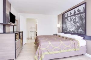 King Room - Mobility Access/Non-Smoking room in Super 8 by Wyndham Dalton