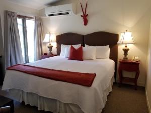 King Room - Non-Smoking room in Cedar Creek