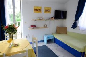 One-Bedroom Apartment with Terrace room in Apartments by the sea Slatine Ciovo - 1098