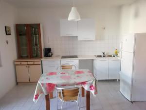 Two-Bedroom Apartment with Terrace room in Apartments with a parking space Mandre Pag - 9420