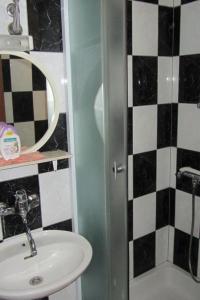 Apartments by the sea Sukosan, Zadar - 14406