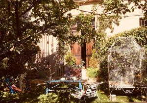 Maisons d'hotes Jardin Vieux Port Panier : Appartement avec Terrasse