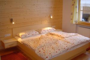Two-Bedroom Apartment with Balcony room in Ferienbauernhof Beer