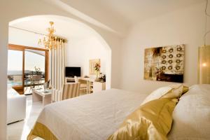 Gold Suites - Small Luxury Hotels of the World Santorini Greece