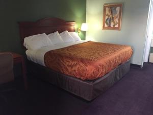 1 King Bed Non-Smoking room in Americas Best Value Inn-Manchester