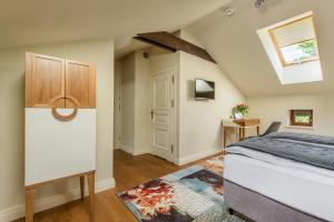 Deluxe Attic  room in Pałac Warlity