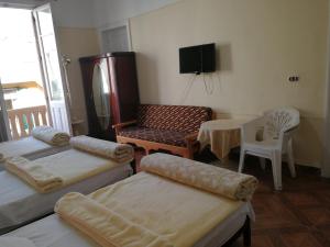 Triomphe Hostel