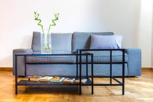 TONIS 2BD Home in Centre, 15 sec to Metro