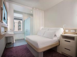 Premium Queen Plus  room in Yotel San Francisco