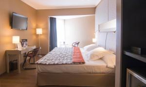 Standard Twin Room with Mountain View room in Mercure Monte Igueldo