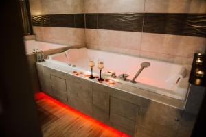 Appart'hotels La Suite Romantique avec Jacuzzi au Coeur de Perpignan : photos des chambres