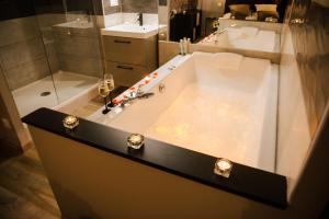 Appart'hotels La Suite Romantique avec Jacuzzi au Coeur de Perpignan : photos des chambres