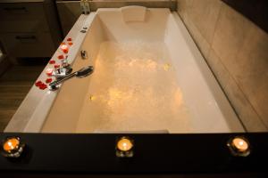 Appart'hotels La Suite Romantique avec Jacuzzi au Coeur de Perpignan : photos des chambres