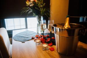 Appart'hotels La Suite Romantique avec Jacuzzi au Coeur de Perpignan : photos des chambres