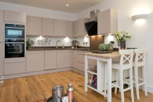 2 Bedroom City Centre Apartment Bristol England J2ski