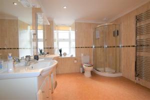 Meridian Way - 3 Bed Apartment - Sleeps 7