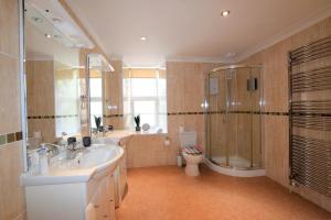 Meridian Way - 3 Bed Apartment - Sleeps 7