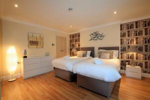 Meridian Way - 3 Bed Apartment - Sleeps 7