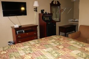 King Room - Non-Smoking room in Battlefield Inn Springfield
