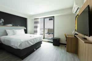 Queen Room room in Hotel Ninety Five - JFK Airport