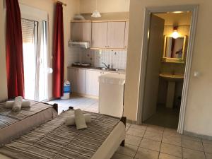 Two-Bedroom Apartment with Balcony and Mountain View  room in Rooms Lazos