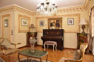 Royal Residence Families Only