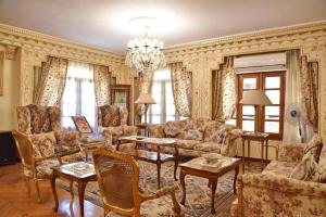 Royal Residence Families Only