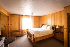 Deluxe Family Room room in Colter's Lodge
