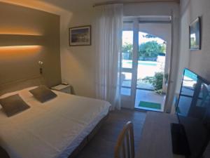 Hotels Hostellerie Saint Benoit : Chambre Double avec Baignoire et Climatisation - Vue sur Piscine