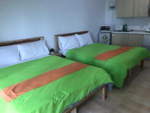 GREENFIELD studio w 2 queen across Shangrila