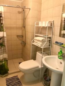 GREENFIELD studio w 2 queen across Shangrila