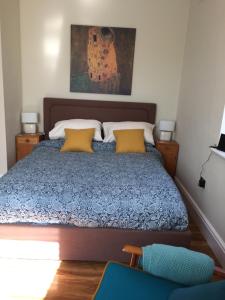 The Flat Frank Lewis House