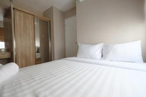 Spacious and Cozy 1BR Bassura City Apartment By Travelio