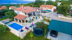 Old Stone House Apartment With A Heated Pool 