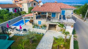 Old Stone House Apartment With A Heated Pool 