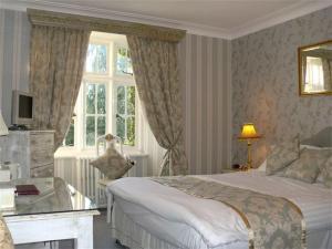 Classic Double Room with Shower room in Maenan Abbey Hotel
