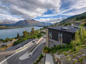 Highland Retreat - Queenstown Holiday Home
