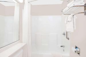 Queen Room - Non-Smoking room in Microtel Inn & Suites by Wyndham Colfax