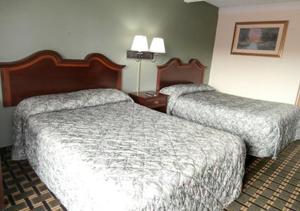 Queen Room with Two Queen Beds - Non-Smoking room in Rodeway Inn Laurens