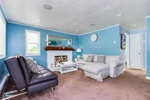 Bright Beach Town Bungalow - Kernville