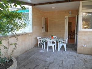 Bilocale con veranda giardino al mare in Baia Verde Gallipoli