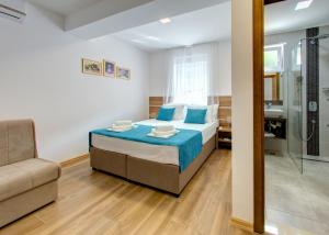 Double Room with Extra Bed room in Villa Floris