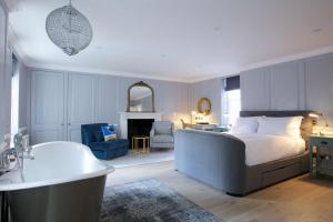Deluxe Double Room room in Eight