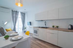 Leona Deluxe Apartments