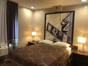 Queen Room room in Super 8 by Wyndham Jamaica North Conduit